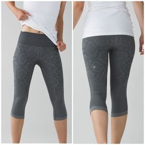 LULULEMON in the flow yoga crop leggings